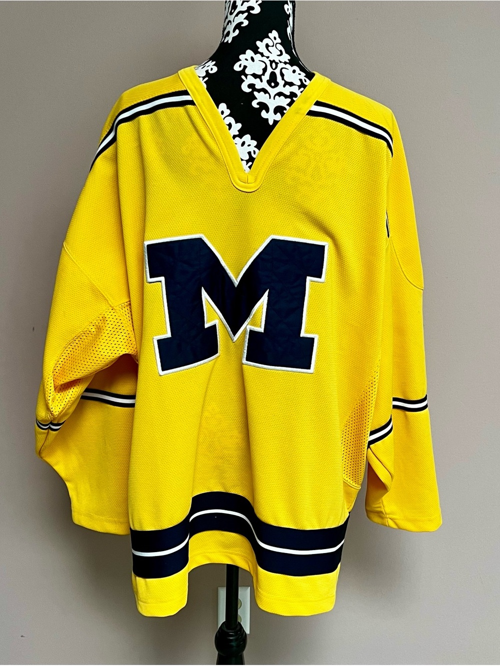 NIKE Vintage Team University of Michigan Wolverines Ice Hockey Jersey